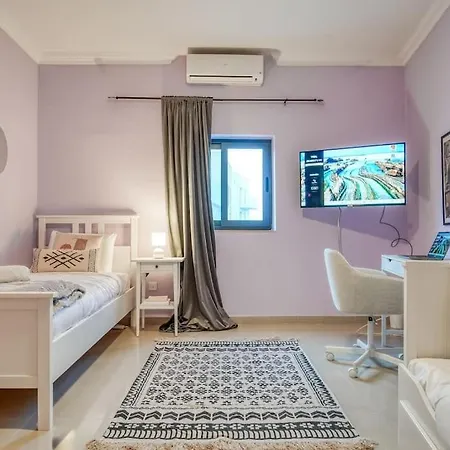 Spacious And Flat In Spinola Bay *