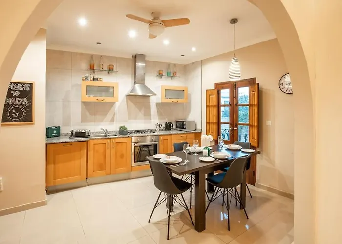 Spacious And Flat In Spinola Bay Daire